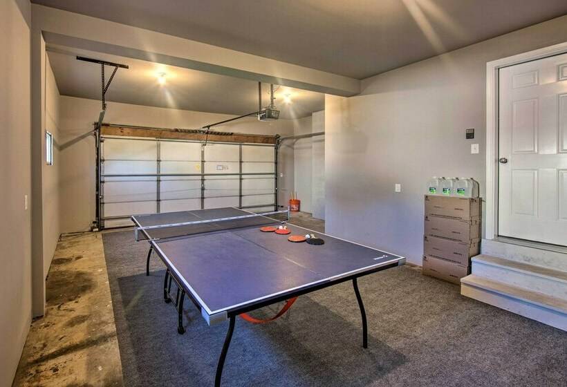 Family Home W/sunroom & Hot Tub, 12mi To Lancaster