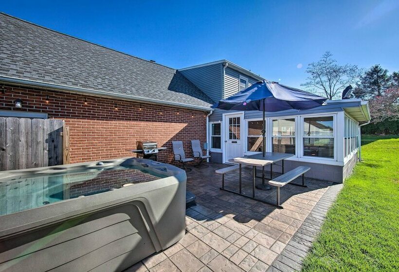 Family Home W/sunroom & Hot Tub, 12mi To Lancaster