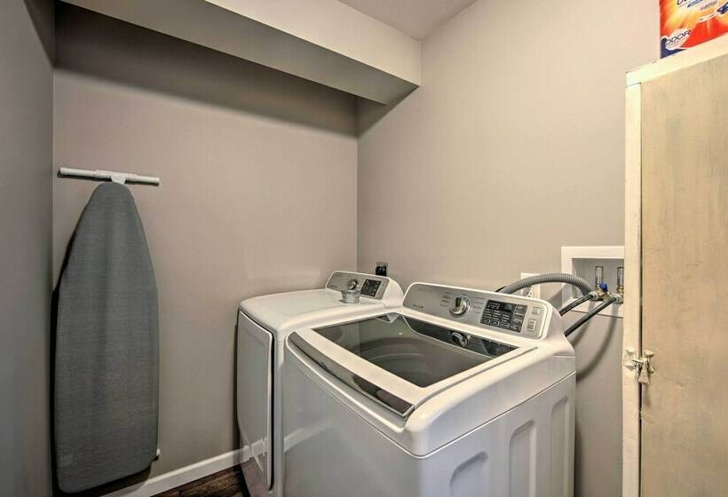 Family Home W/sunroom & Hot Tub, 12mi To Lancaster