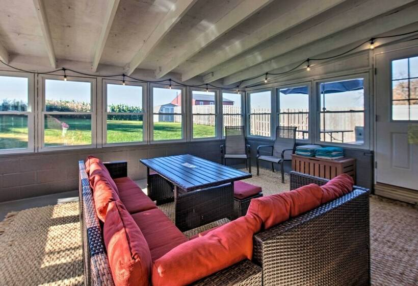 Family Home W/sunroom & Hot Tub, 12mi To Lancaster