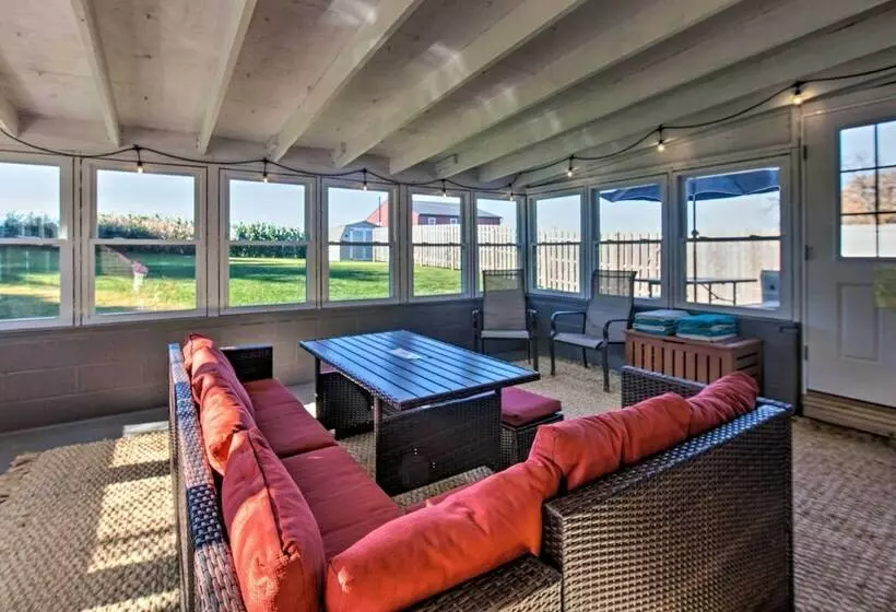 Family Home W/sunroom & Hot Tub, 12mi To Lancaster