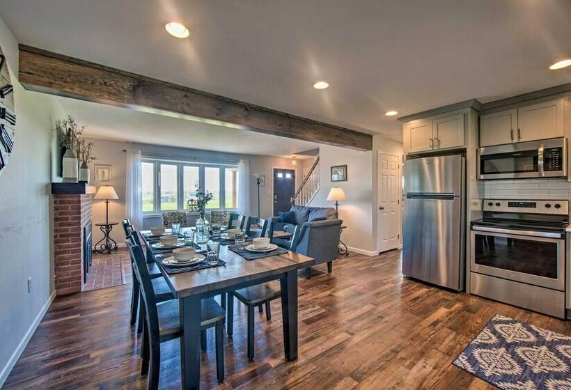 Family Home W/sunroom & Hot Tub, 12mi To Lancaster