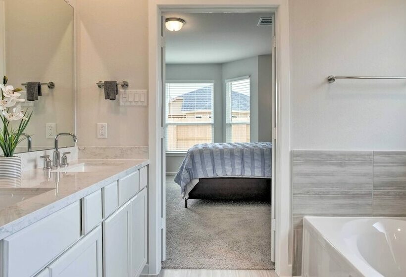 Family Friendly Home ~ 25 Mi To Dtwn Houston!