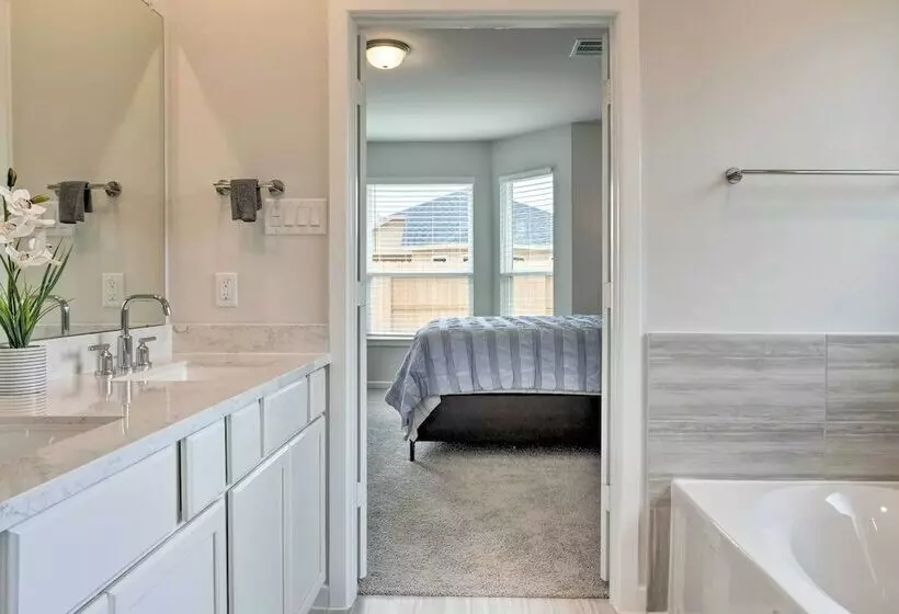Family Friendly Home ~ 25 Mi To Dtwn Houston!
