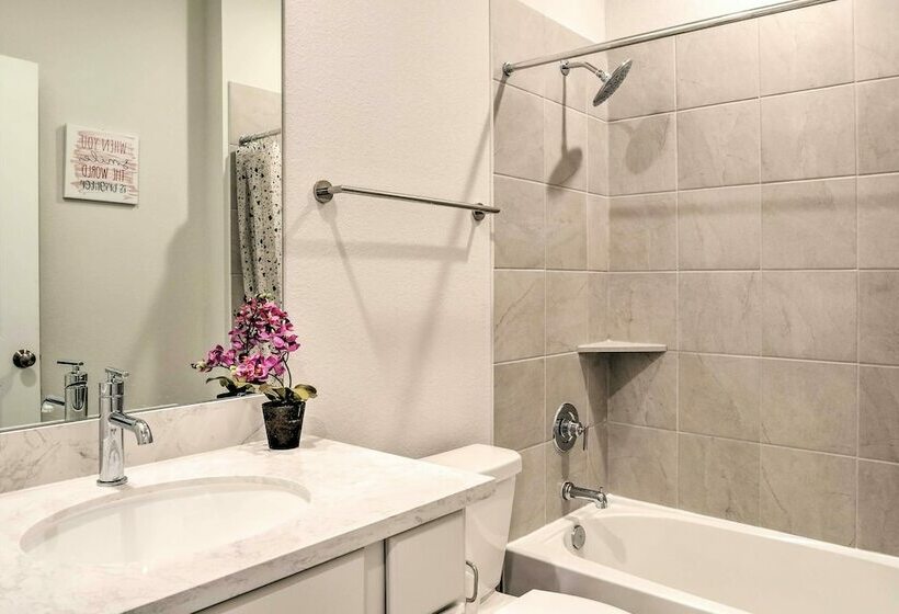 Family Friendly Home ~ 25 Mi To Dtwn Houston!