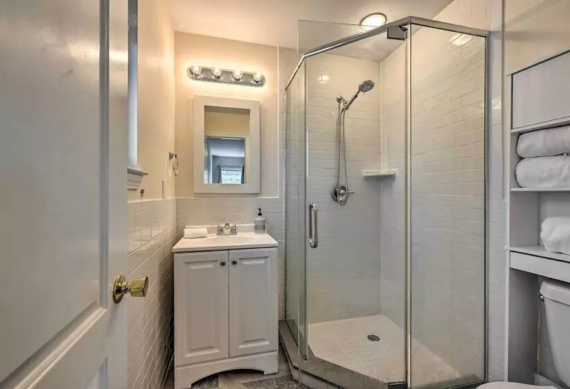 Glen Cove Home: Walk To Boardwalk + Dining!