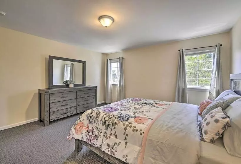 Glen Cove Home: Walk To Boardwalk + Dining!