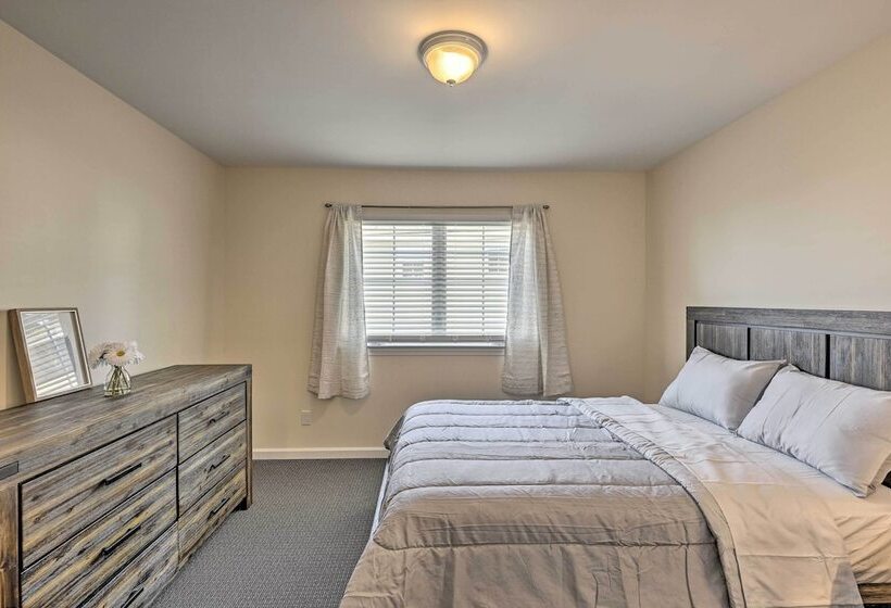 Glen Cove Home: Walk To Boardwalk + Dining!