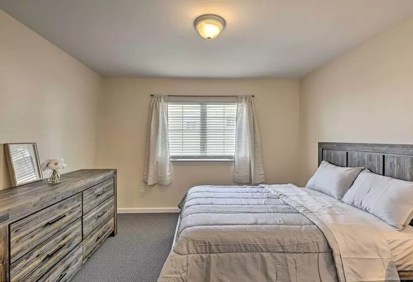 Glen Cove Home: Walk To Boardwalk + Dining!