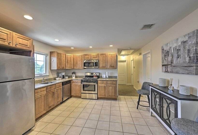 Glen Cove Home: Walk To Boardwalk + Dining!