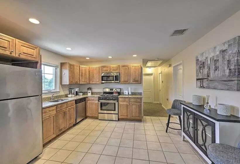 Glen Cove Home: Walk To Boardwalk + Dining!