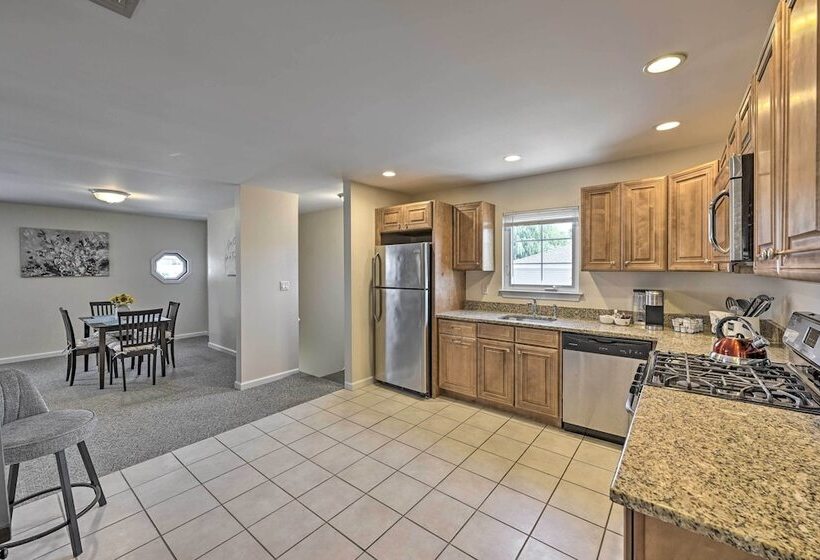 Glen Cove Home: Walk To Boardwalk + Dining!