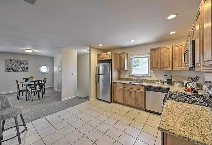 Glen Cove Home: Walk To Boardwalk + Dining!