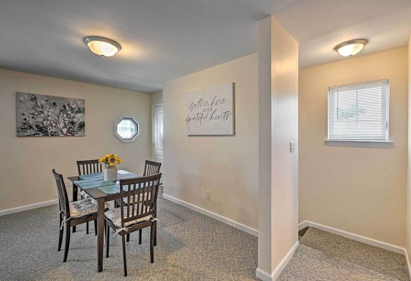 Glen Cove Home: Walk To Boardwalk + Dining!