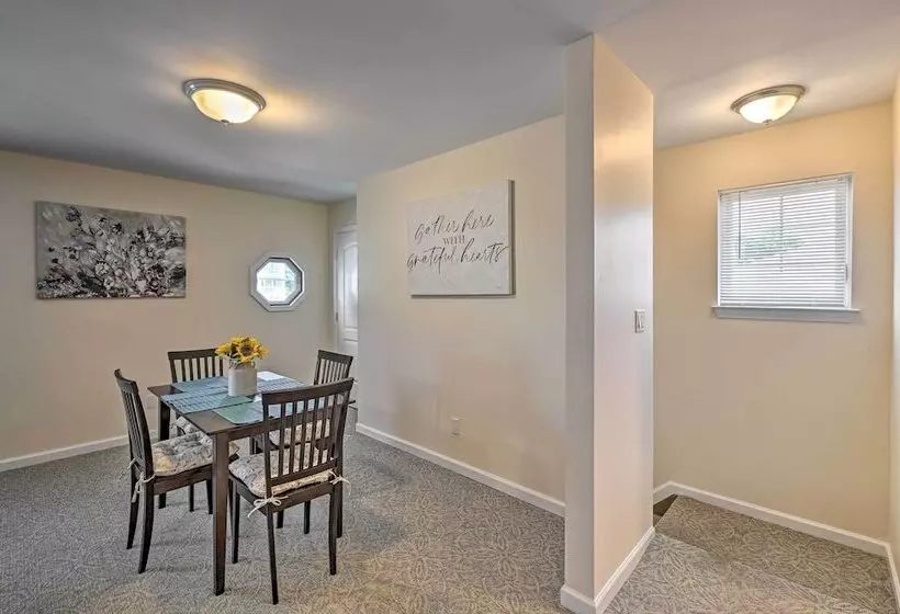 Glen Cove Home: Walk To Boardwalk + Dining!