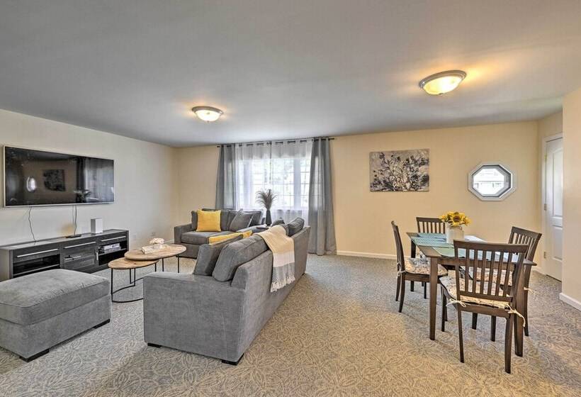 Glen Cove Home: Walk To Boardwalk + Dining!