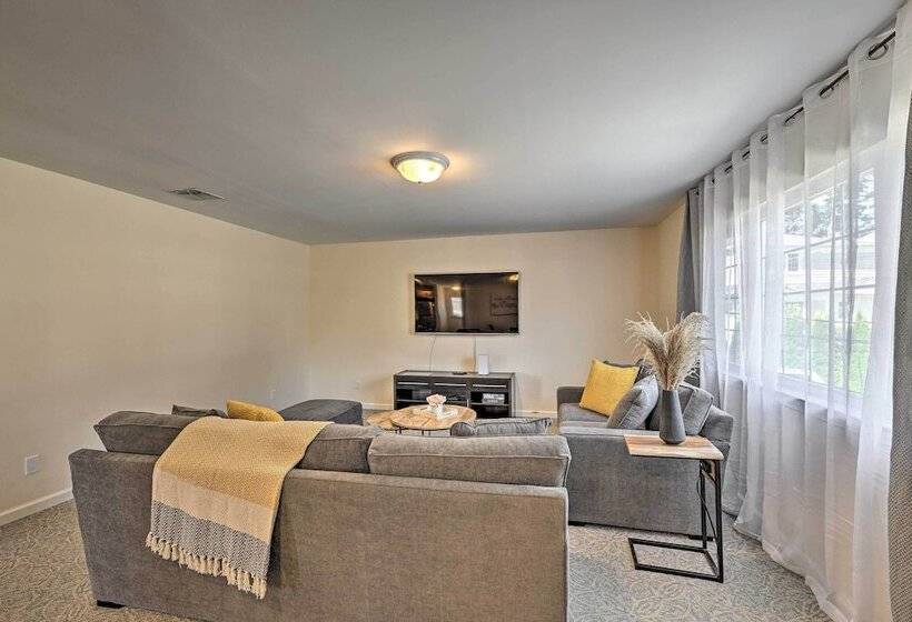 Glen Cove Home: Walk To Boardwalk + Dining!