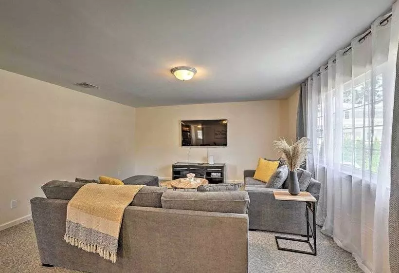 Glen Cove Home: Walk To Boardwalk + Dining!