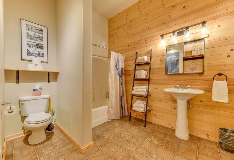 Grizzly Tower  Packwood Cabin W/ Hot Tub!