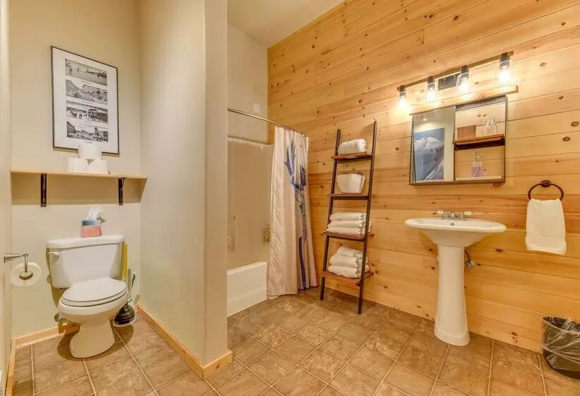 Grizzly Tower  Packwood Cabin W/ Hot Tub!