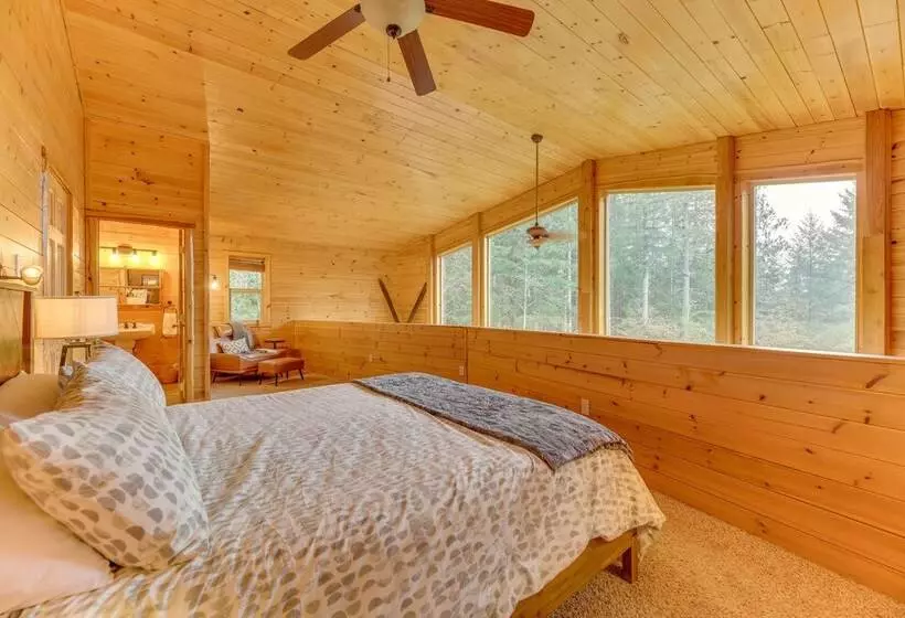 Grizzly Tower  Packwood Cabin W/ Hot Tub!