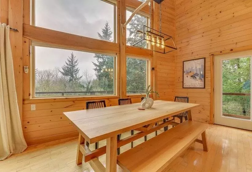 Grizzly Tower  Packwood Cabin W/ Hot Tub!