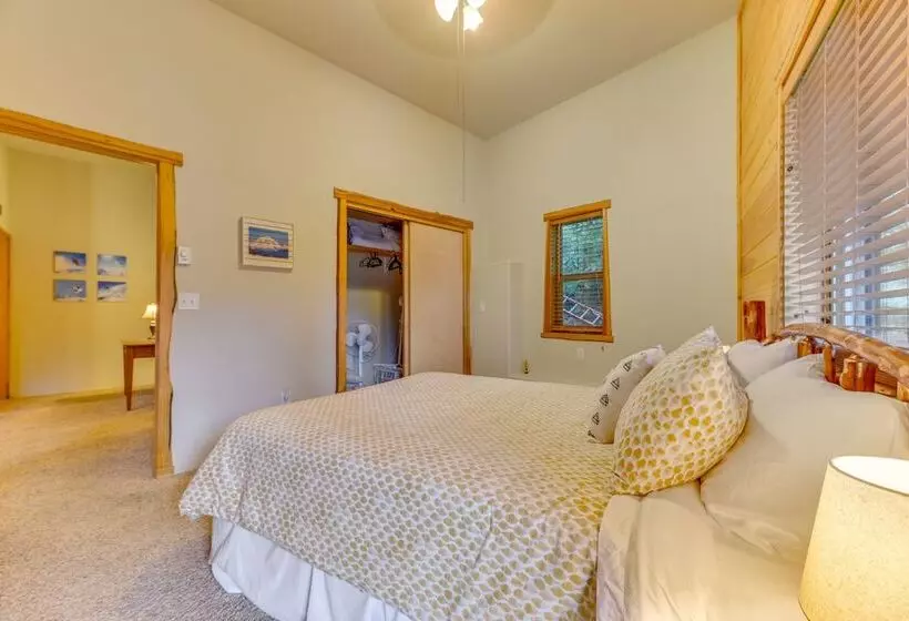 Grizzly Tower  Packwood Cabin W/ Hot Tub!