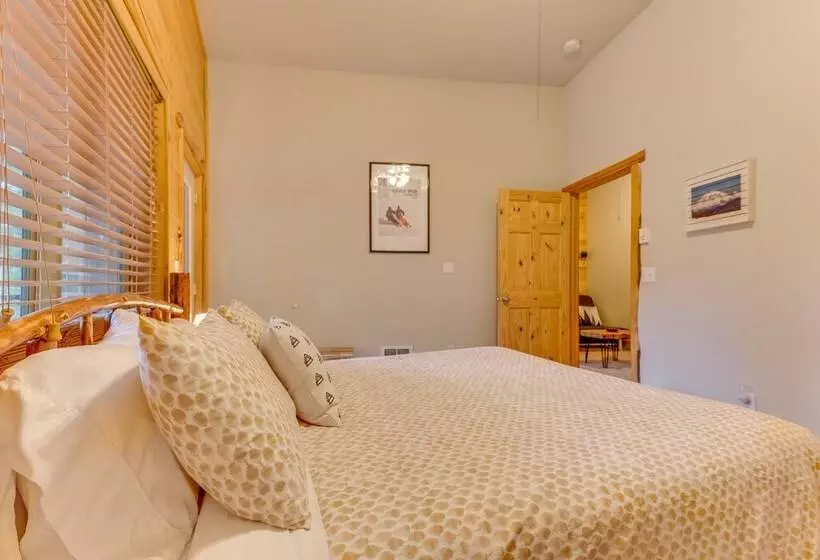 Grizzly Tower  Packwood Cabin W/ Hot Tub!