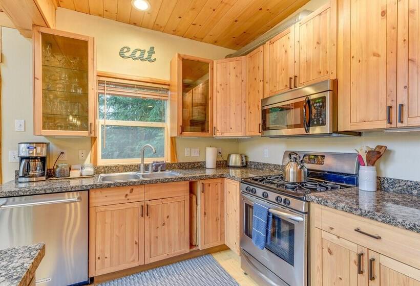 Grizzly Tower  Packwood Cabin W/ Hot Tub!