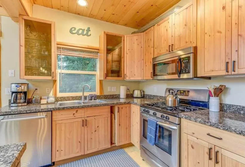 Grizzly Tower  Packwood Cabin W/ Hot Tub!