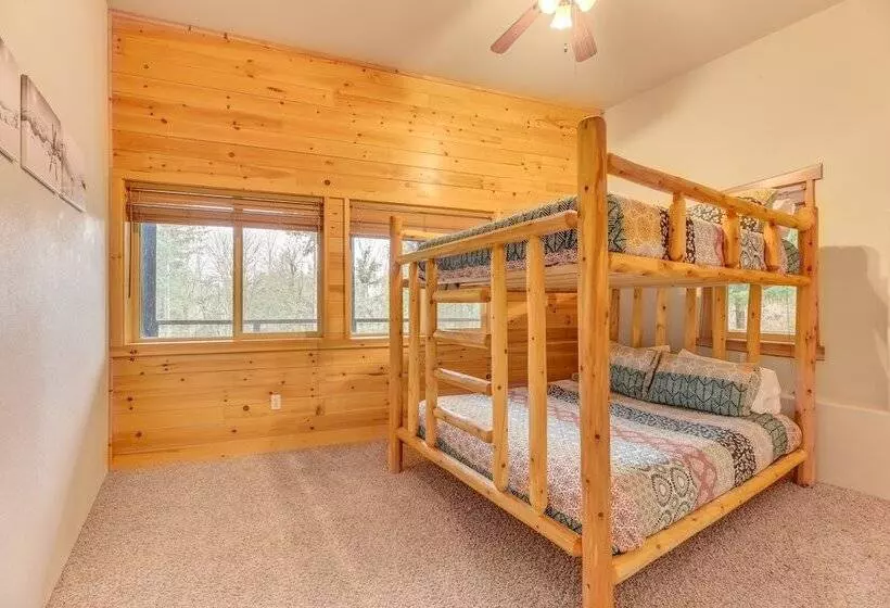 Grizzly Tower  Packwood Cabin W/ Hot Tub!