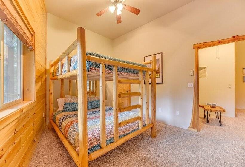 Grizzly Tower  Packwood Cabin W/ Hot Tub!