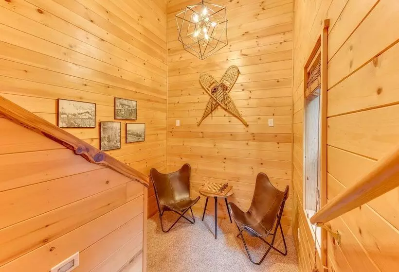 Grizzly Tower  Packwood Cabin W/ Hot Tub!