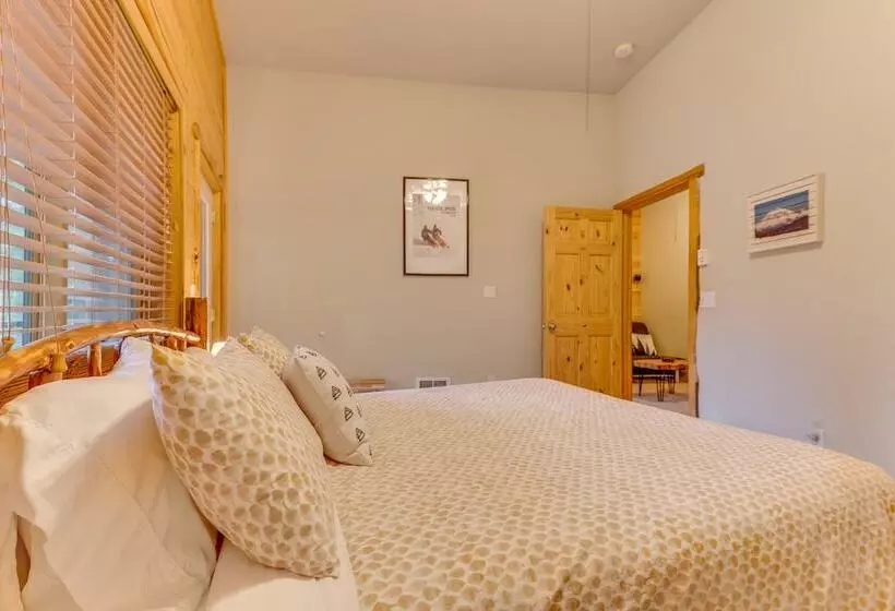 Grizzly Tower  Packwood Cabin W/ Hot Tub!