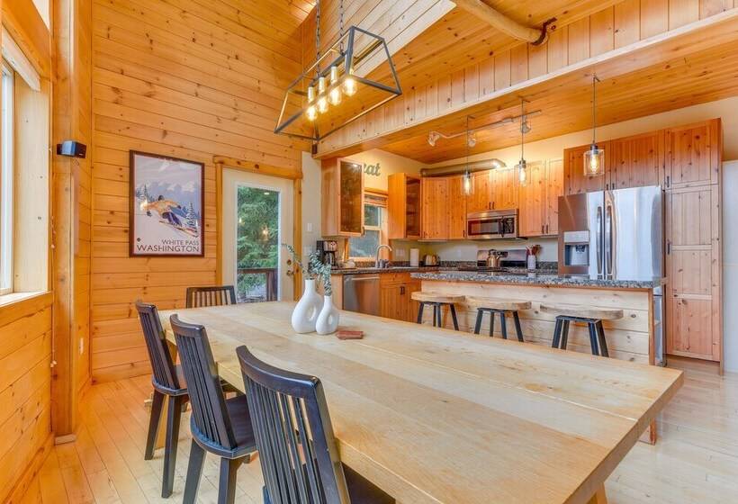 Grizzly Tower  Packwood Cabin W/ Hot Tub!