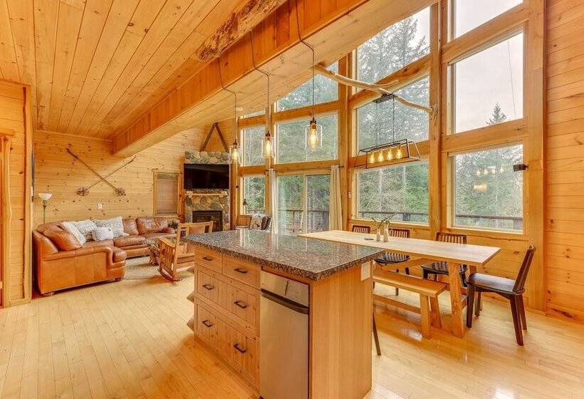 Grizzly Tower  Packwood Cabin W/ Hot Tub!