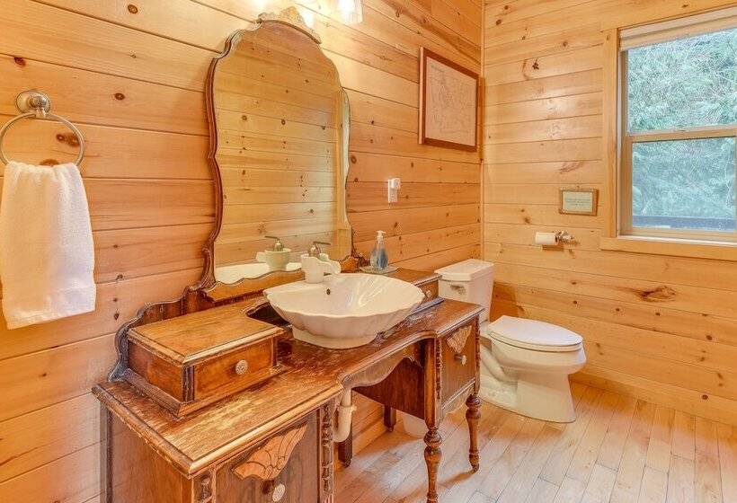 Grizzly Tower  Packwood Cabin W/ Hot Tub!