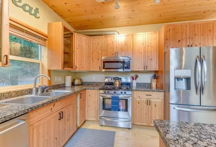 Grizzly Tower  Packwood Cabin W/ Hot Tub!