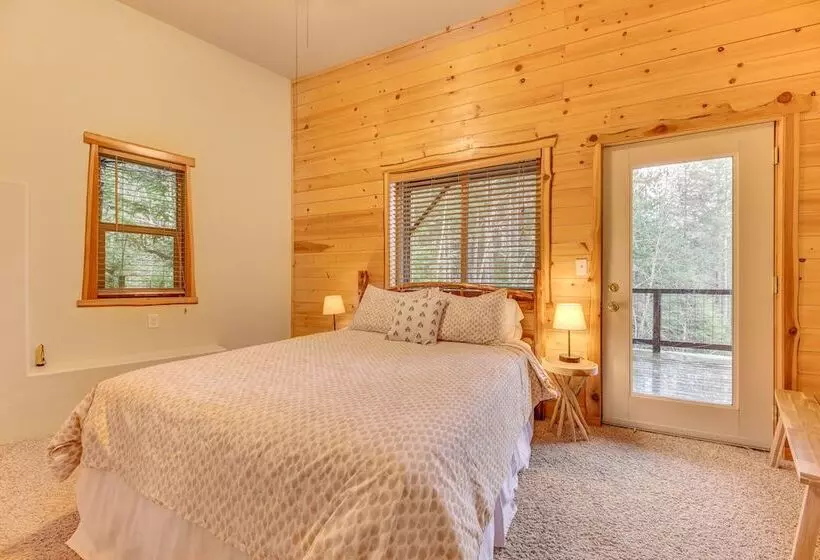 Grizzly Tower  Packwood Cabin W/ Hot Tub!