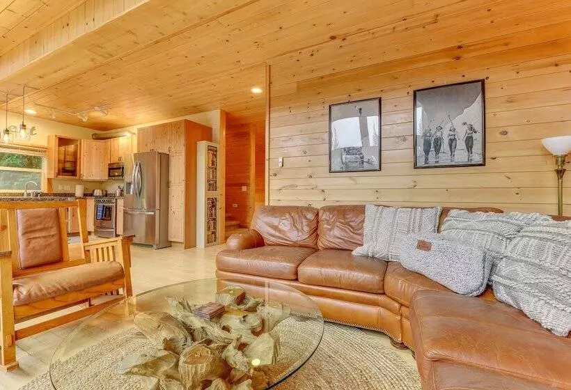 Grizzly Tower  Packwood Cabin W/ Hot Tub!