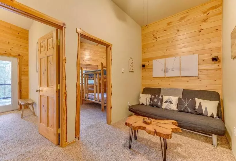 Grizzly Tower  Packwood Cabin W/ Hot Tub!