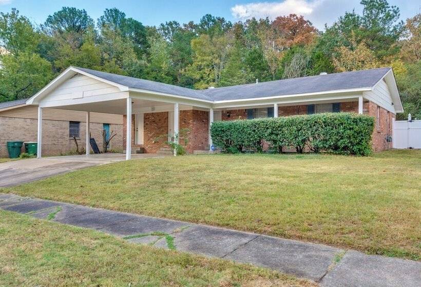 Lovely Little Rock Home W/ Fire Pit & Yard!