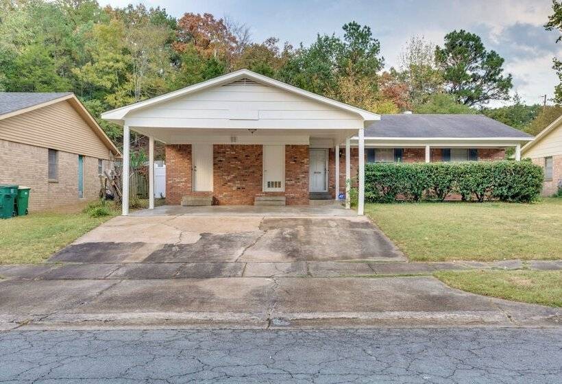 Lovely Little Rock Home W/ Fire Pit & Yard!