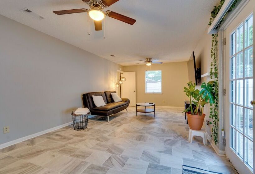 Lovely Little Rock Home W/ Fire Pit & Yard!