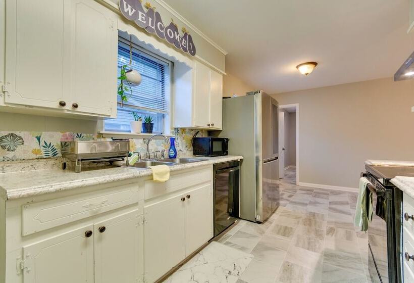 Lovely Little Rock Home W/ Fire Pit & Yard!