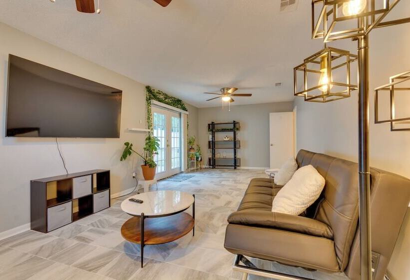 Lovely Little Rock Home W/ Fire Pit & Yard!