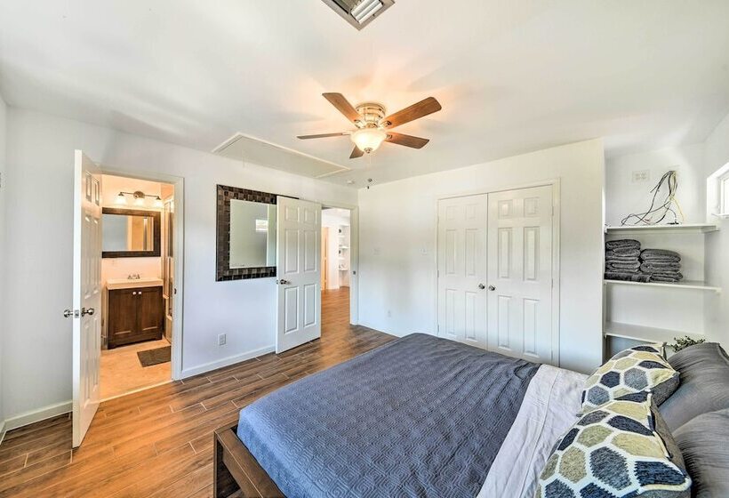 Luxe Houston Home On Riverfront W/ Pool & Hot Tub!