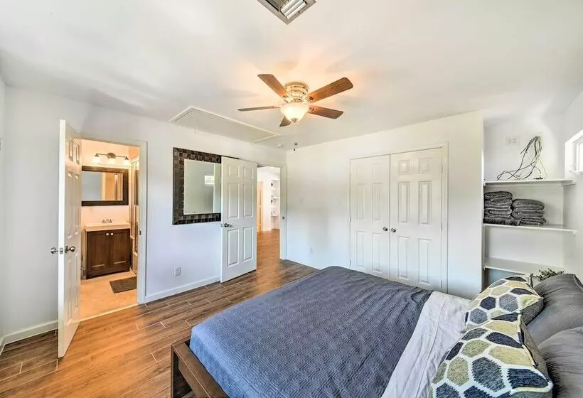 Luxe Houston Home On Riverfront W/ Pool & Hot Tub!