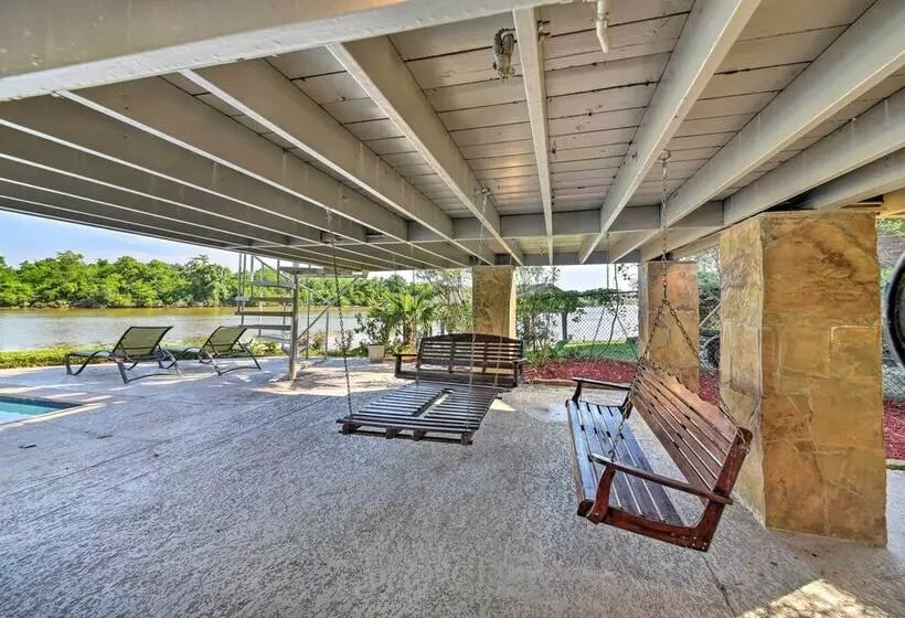 Luxe Houston Home On Riverfront W/ Pool & Hot Tub!