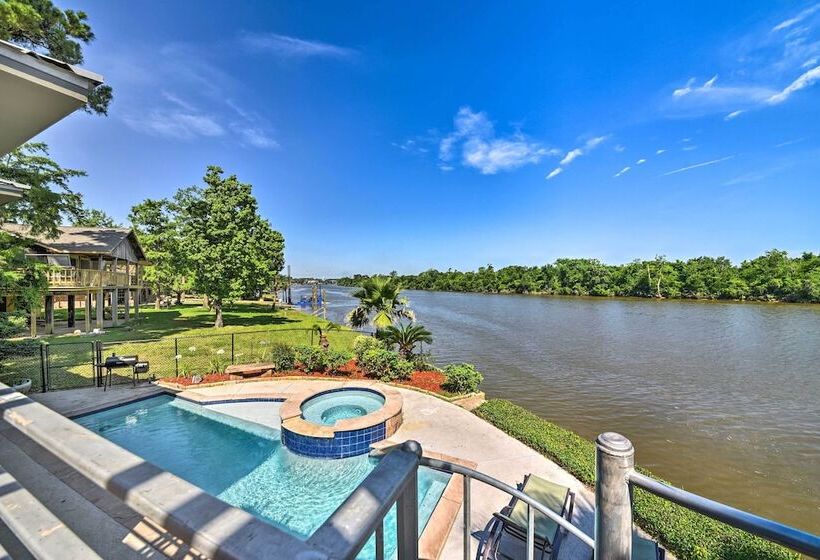 Luxe Houston Home On Riverfront W/ Pool & Hot Tub!